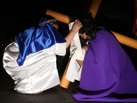 FOTOS: Niños capitalinos reviven el Viacrucis