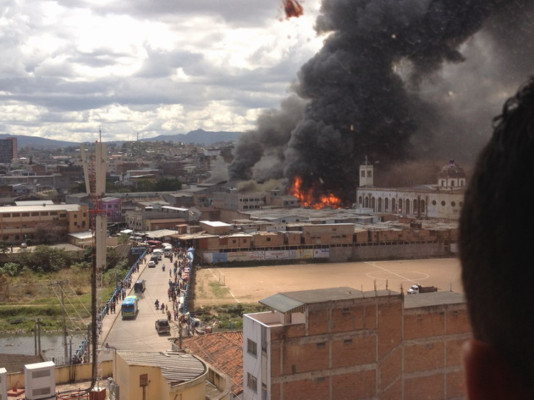 Voraz incendio arrasa con seis mercados de la capital de Honduras