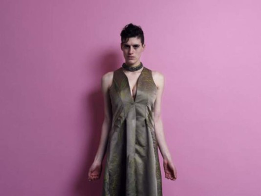 Modelo con rostro de varón impacta en las redes sociales