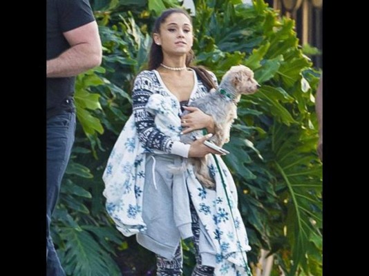 Ariana Grande luce un rostro irreconocible