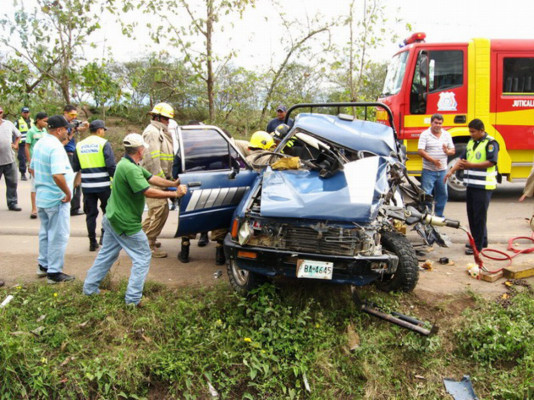 Un muerto deja colisión entre pick up y camión
