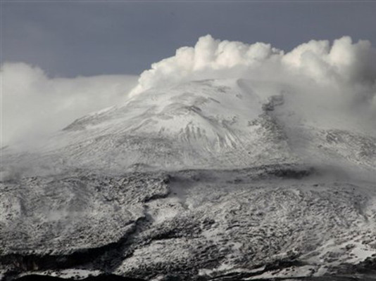 Cambian nivel de alerta por volcán en Colombia