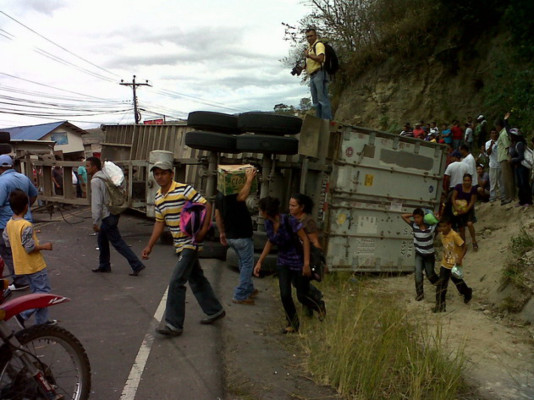 De milagro se salvan de morir en volcamiento de contenedor en la carretera al sur de Honduras