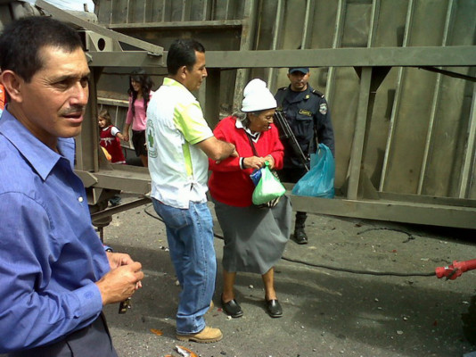 De milagro se salvan de morir en volcamiento de contenedor en la carretera al sur de Honduras