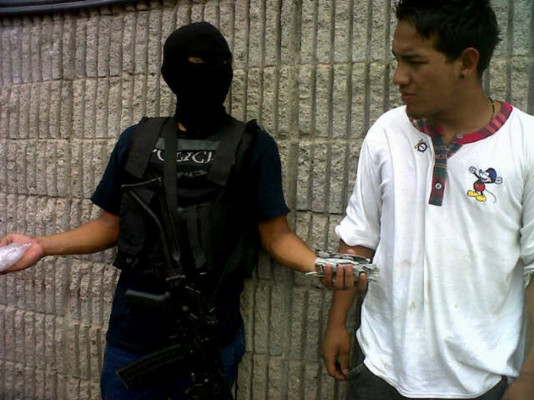 Detienen a presunto vendedor de drogas