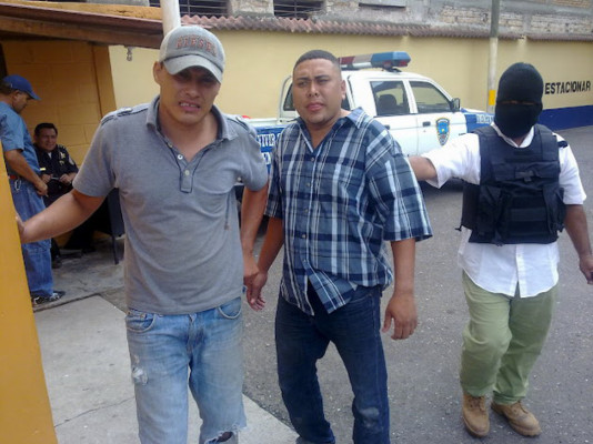 Desde carro donde iba raptada, jovencita pide auxilio a policías