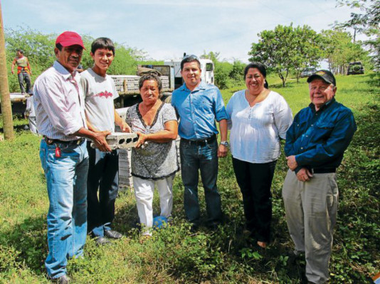 Ramón León recibe materiales con que edificarán su hogar