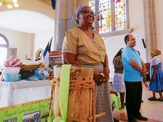 Agradecimiento y fe en el altar de la soberana