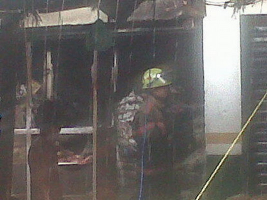 Incendio consume seis bodegas del mercado Medina