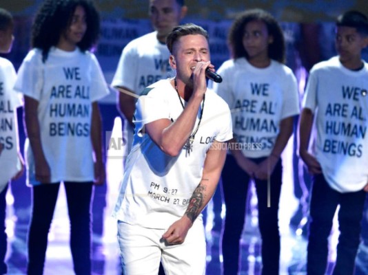 Logic protesta con padres y niños inmigrantes en Premios MTV