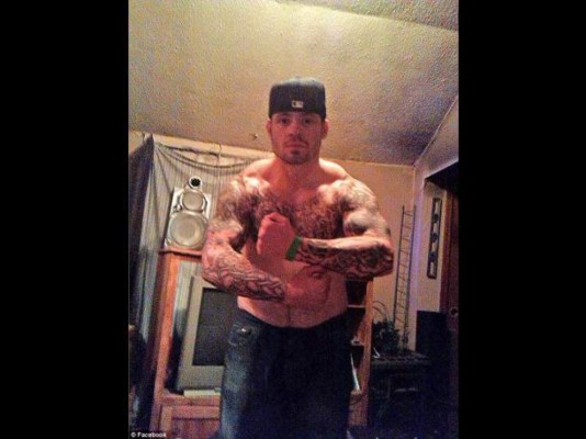 Murió de sobredosis y posaron para Facebook con su cadáver