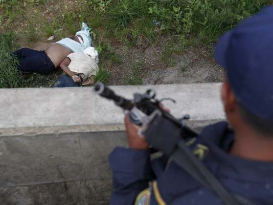 Robo de camión cisterna, posible móvil de doble crimen