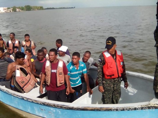 Las imágenes del rescate de los tripulantes del barco que naufragó en La Mosquitia