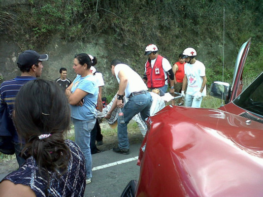 De milagro se salvan de morir en volcamiento de contenedor en la carretera al sur de Honduras