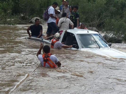 Rescatan a 13 hondureños varados en río