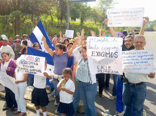 Vecinos de Los Robles se toman vía que conduce a Las Tapias