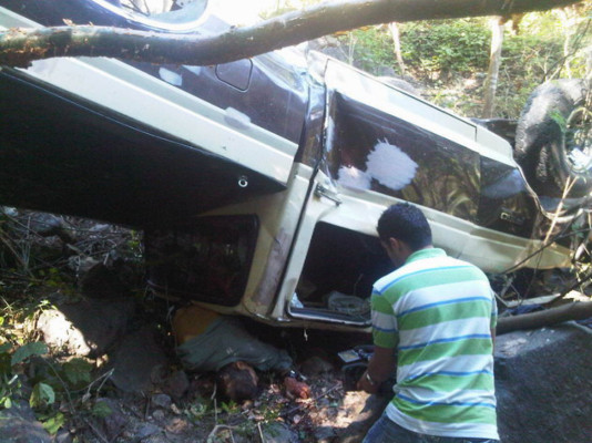 Un muerto y cuatro heridos en otro accidente vial