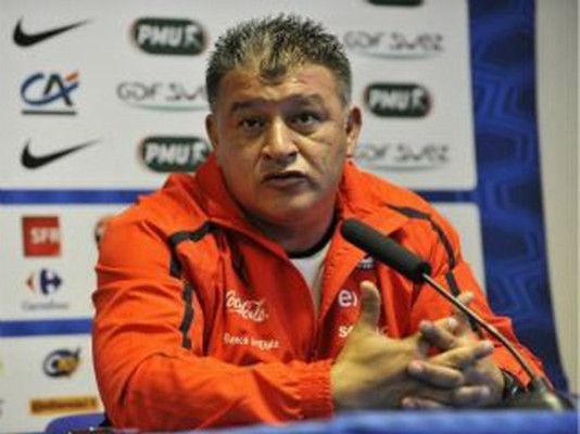 Presidente del fútbol chileno negó que vaya a despedir a Claudio Borghi