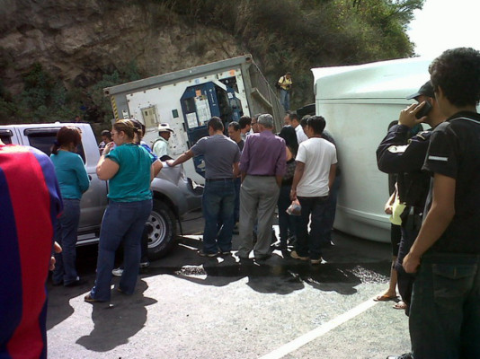 De milagro se salvan de morir en volcamiento de contenedor en la carretera al sur de Honduras