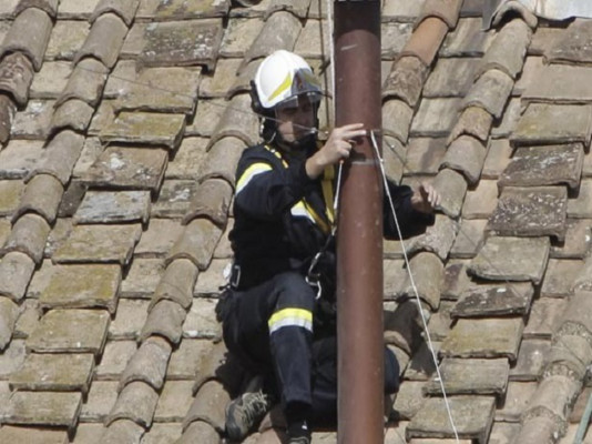 Vaticano: instalan la chimenea en la Capilla Sixtina