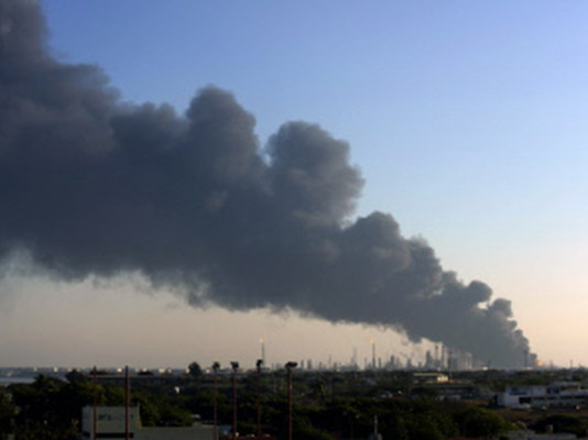 Incendio sigue activo en principal refinería de Venezuela