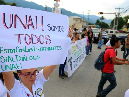 Rectora denuncia que dirigentes de Libre están detrás de tomas