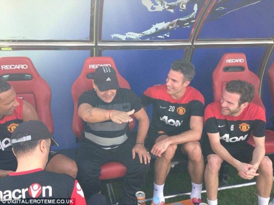 Maradona causó furor en su visita al Manchester United