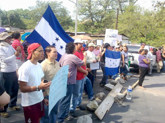 Vecinos de Los Robles se toman vía que conduce a Las Tapias