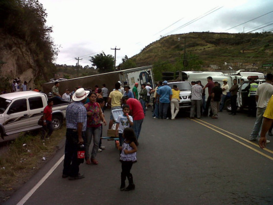 De milagro se salvan de morir en volcamiento de contenedor en la carretera al sur de Honduras