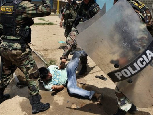 Uniformados usan armas de guerra para controlar protestas