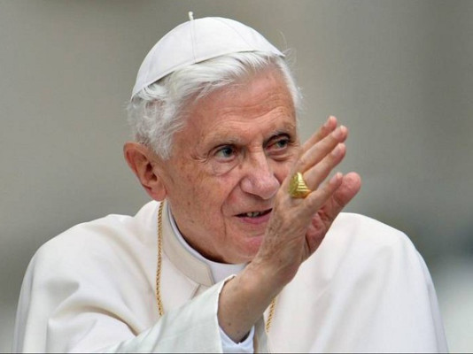 Benedicto XVI será 'Papa emérito', con sotana blanca y zapatos mexicanos