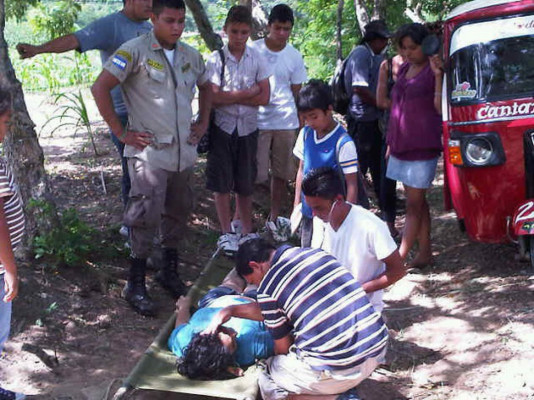 Bomberos rescatan a mujer atrapada en el río Choluteca