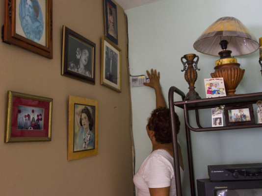 En el barrio dominicano El Manguito, la luz se compra en la bodega