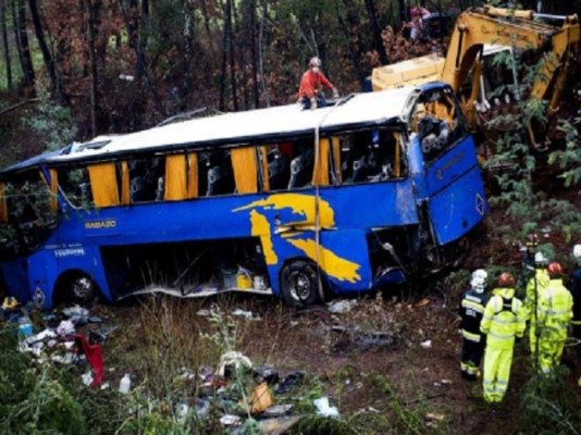 Al menos 11 muertos y 32 heridos en un accidente de autobús en Portugal