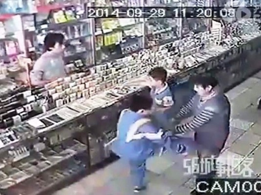 Niño ataca a su madre por no comprarle juguete