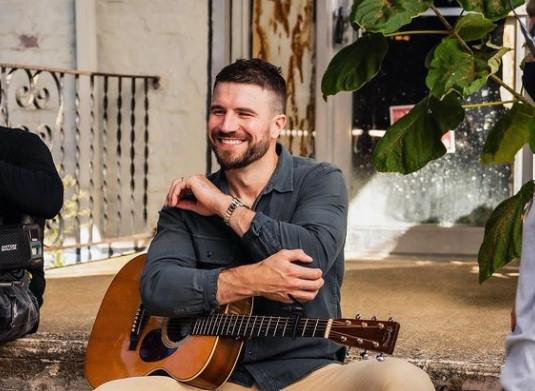 ¿Quién es Sam Hunt y por qué su esposa lo acusa de adúltero?