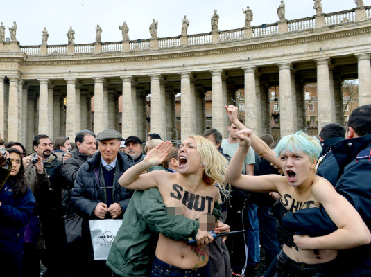 Cuatro mujeres se desnudan frente al Papa