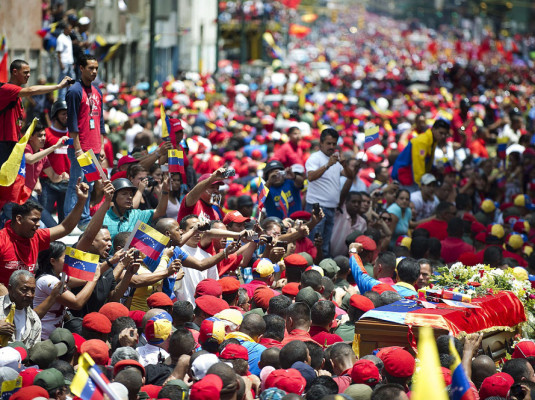 Cortejo fúnebre de Chávez inicia recorrido en Caracas