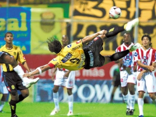 Futbolista, técnico y ahora comentarista: las otras facetas de Carlos Pavón