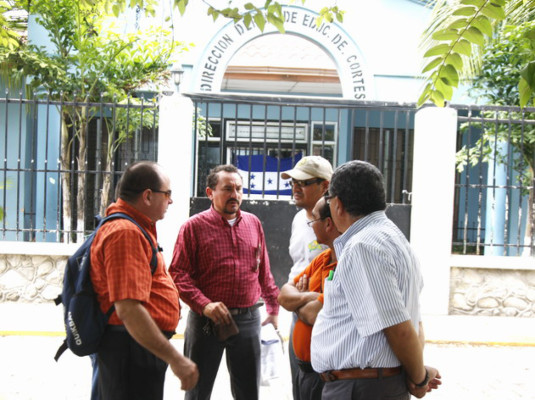 Zipizape por destitución de 14 directores departamentales de Educación