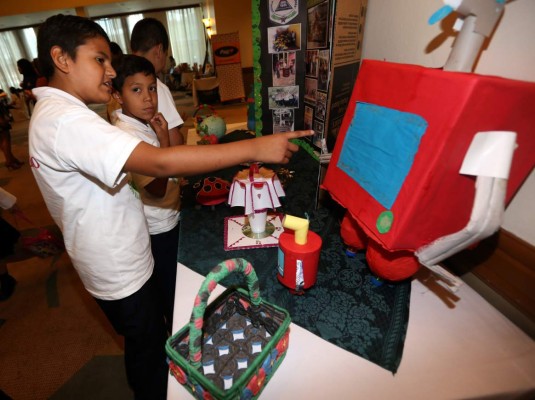 Ingenio y creatividad en la exposición de los proyectos ambientales escolares