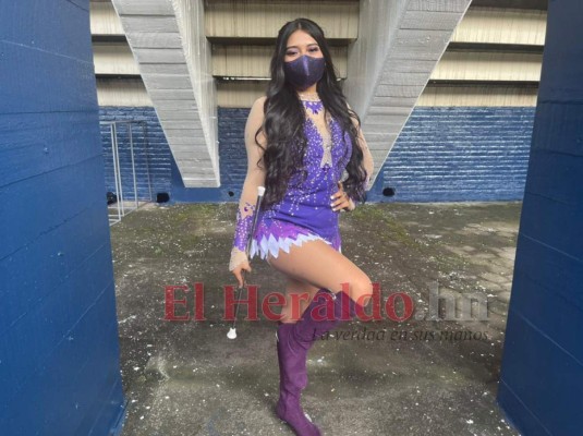 Bellas palillonas del Central se lucen en el show del Bicentenario (FOTOS)