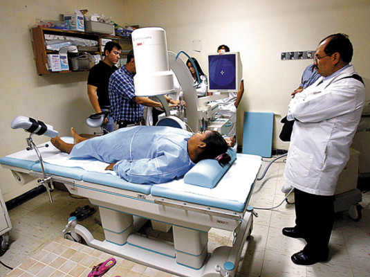 Instalan equipo que pulveriza cálculos renales