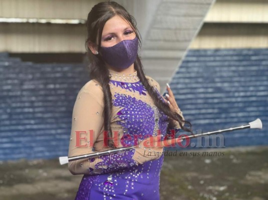 Bellas palillonas del Central se lucen en el show del Bicentenario (FOTOS)