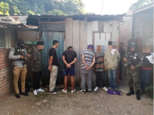 Capturan a seis supuestos pandilleros de la 18 con armas e indumentaria policial