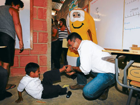 EL HERALDO llevó útiles y zapatos a niños de la capital