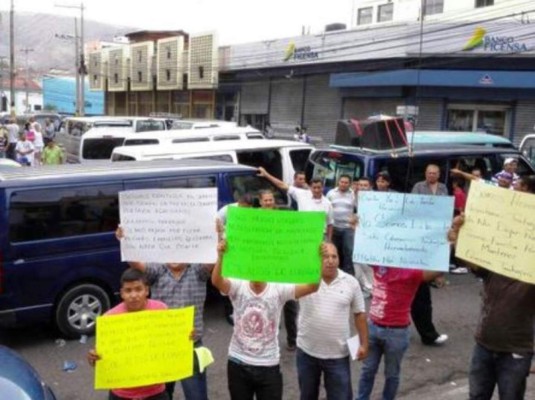 Rapiditos 'brujos' protestan en el centro de la capital hondureña