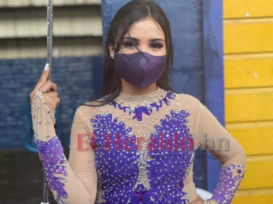 Bellas palillonas del Central se lucen en el show del Bicentenario (FOTOS)