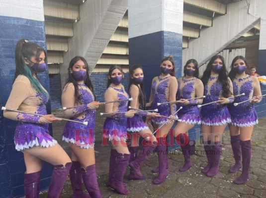 Bellas palillonas del Central se lucen en el show del Bicentenario (FOTOS)