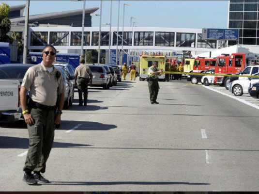 Policía indaga móvil de tiroteo en aeropuerto de Los Ángeles